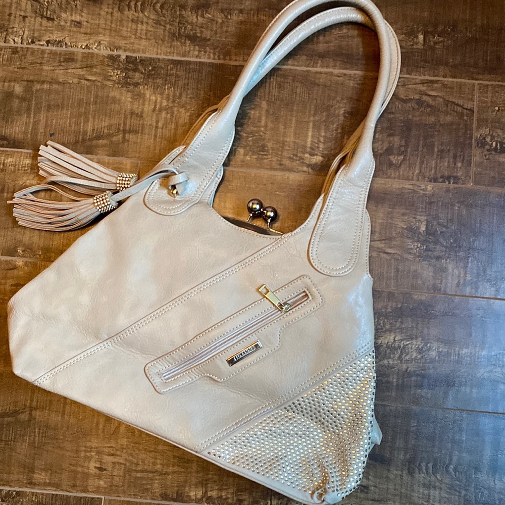 this is a nice beige/nude colour. True colour is shown in picture 4, top view
